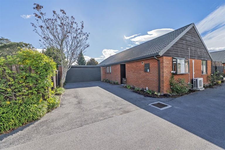 Photo of property in 3/118a Sawyers Arms Road, Northcote, Christchurch, 8052