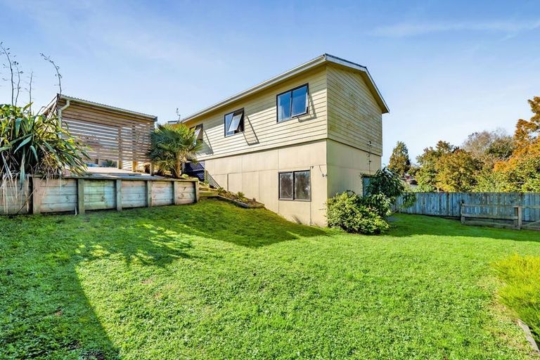 Photo of property in 19 Chartwell Drive, Eltham, 4322