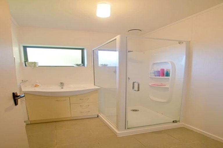 Photo of property in 2/13 Frank Evans Place, Henderson, Auckland, 0610