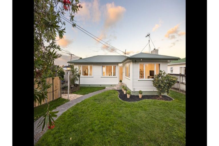 Photo of property in 30 Knighton Road, Hillcrest, Hamilton, 3216