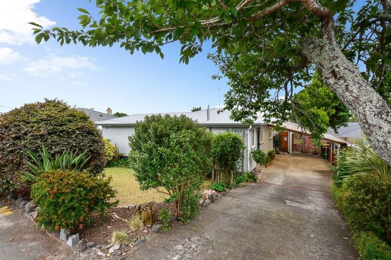 Photo of property in 100 Forest Lake Road, Forest Lake, Hamilton, 3200