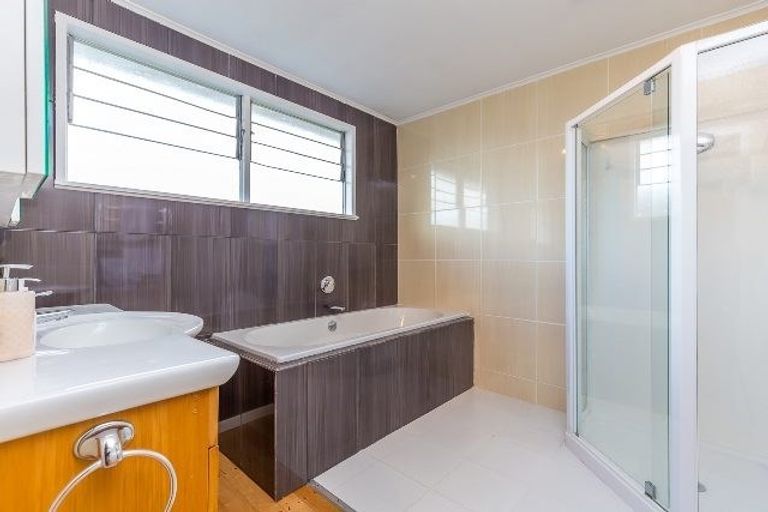 Photo of property in 177 Beach Haven Road, Beach Haven, Auckland, 0626