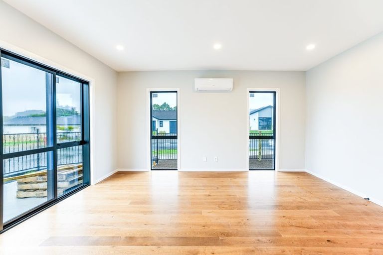 Photo of property in 11 Lewis Younie Road, Kumeu, 0810
