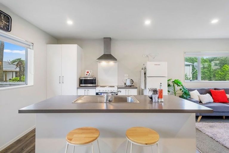 Photo of property in 2/1 Clarice Place, Takanini, 2112