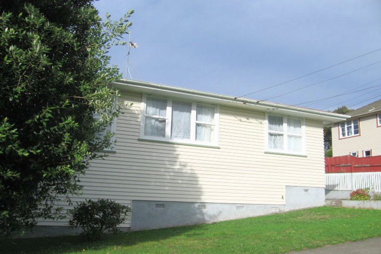 Photo of property in 18 Wakefield Terrace, Tawa, Wellington, 5028