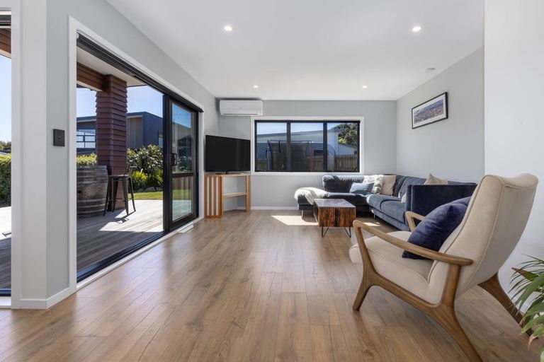 Photo of property in 10 Karearea Avenue, Waikanae, 5036