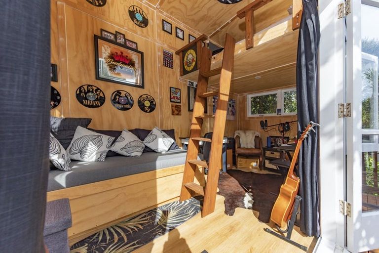 Photo of property in 125 Seaview Road, Piha, 0772