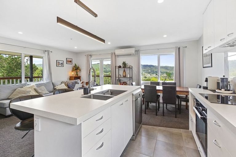 Photo of property in 33 Westhaven Drive, Tawa, Wellington, 5028