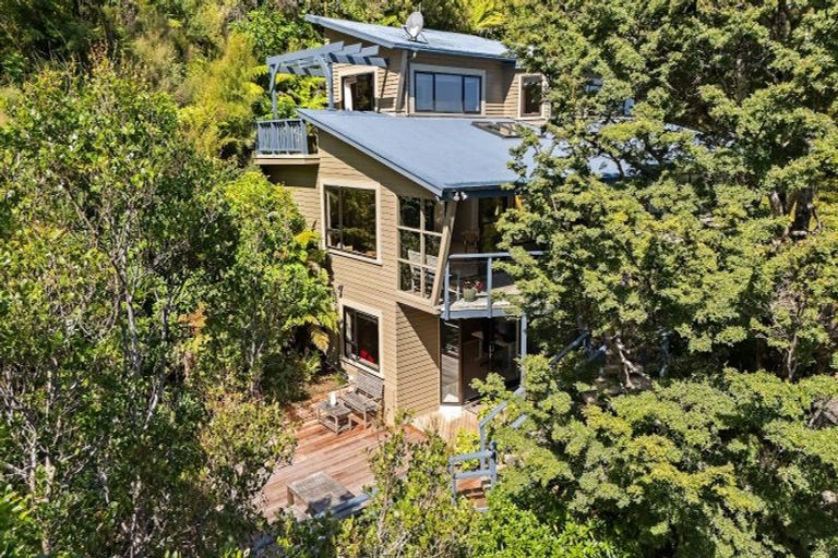 Photo of property in 136 Cheviot Road, Lowry Bay, Lower Hutt, 5013