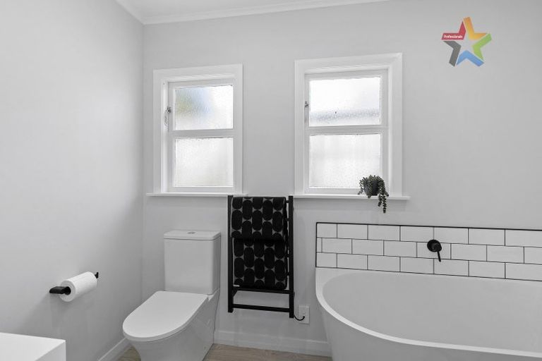 Photo of property in 385 Stokes Valley Road, Stokes Valley, Lower Hutt, 5019