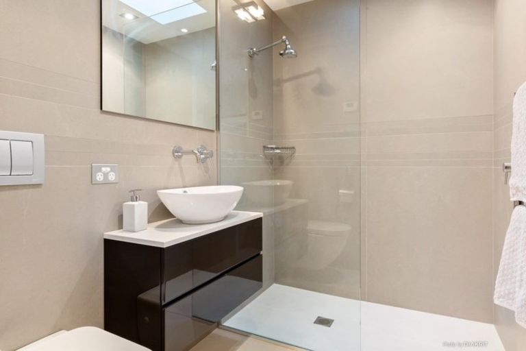 Photo of property in 21 Bendigo Grove, Newlands, Wellington, 6037