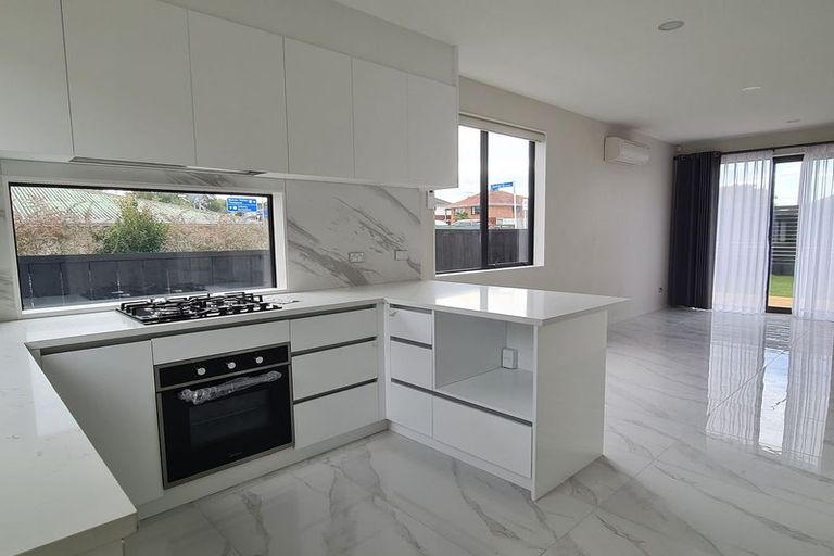 Photo of property in 3/532 Glenfield Road, Glenfield, Auckland, 0629