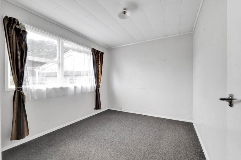 Photo of property in 13 Newbury Place, Waitara, 4320