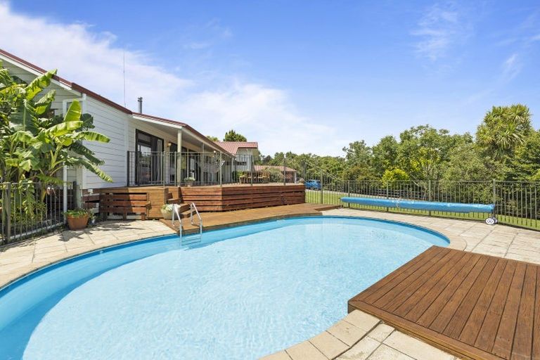 Photo of property in 132 Motu Road, Kumeu, 0891