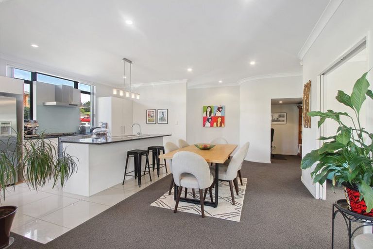 Photo of property in 22 Midhurst Avenue, Henderson, Auckland, 0612