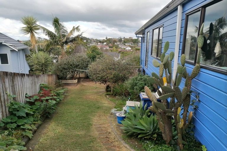 Photo of property in 1/11 Strabo Place, Windsor Park, Auckland, 0632