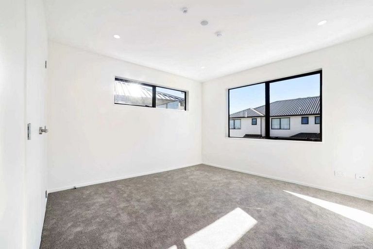 Photo of property in 17 Peony Mews, Oteha, Auckland, 0632