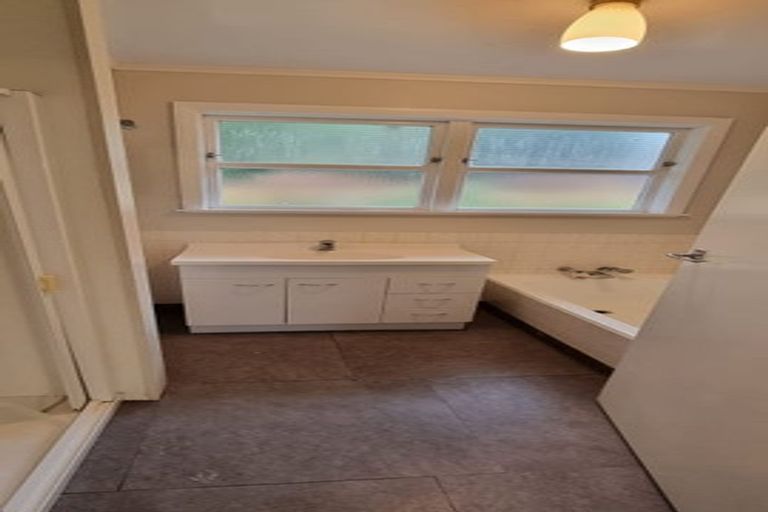 Photo of property in 15 Barberry Grove, Maungaraki, Lower Hutt, 5010