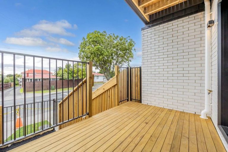 Photo of property in 2/28 Vodanovich Road, Te Atatu South, Auckland, 0610