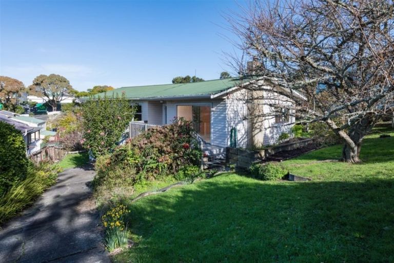 Photo of property in 15 Camelot Place, Glenfield, Auckland, 0629