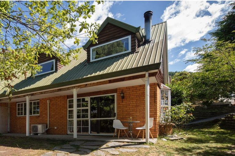 Photo of property in 16a Greenstone Place, Fernhill, Queenstown, 9300