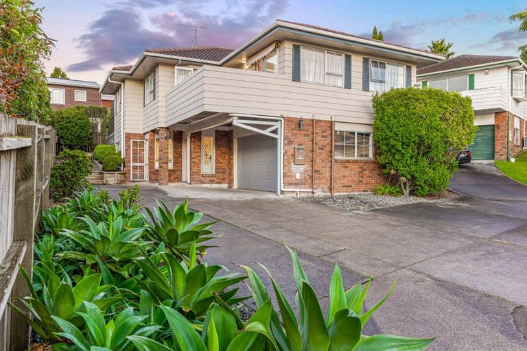 Photo of property in 1/11 Delisle Place, Windsor Park, Auckland, 0632