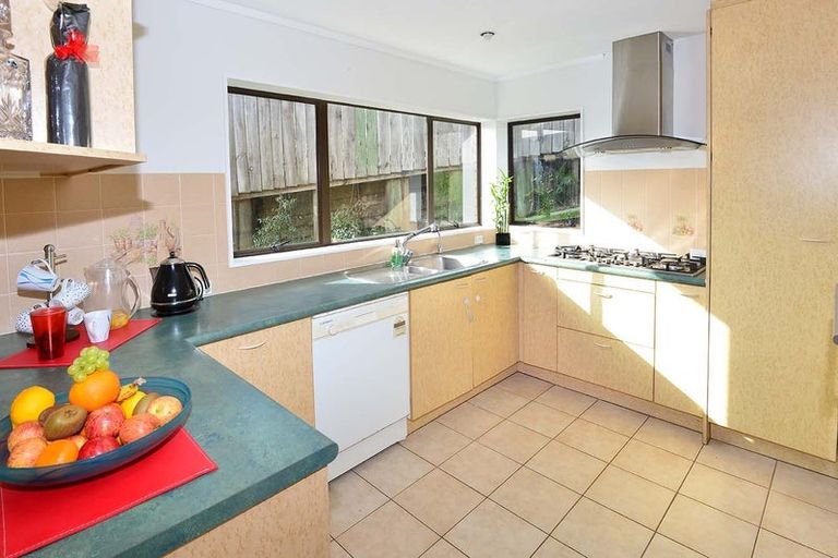 Photo of property in 8 Tenbless Court, Unsworth Heights, Auckland, 0632