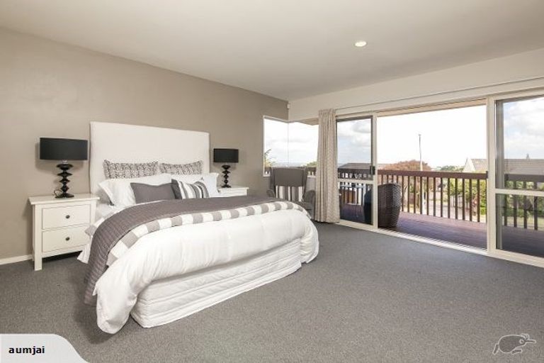 Photo of property in 14 Ribbonwood Crescent, Goodwood Heights, Auckland, 2105