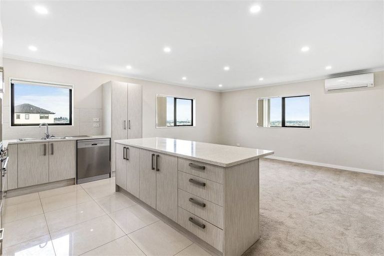 Photo of property in 11 Kirikiri Drive, Papakura, 2110