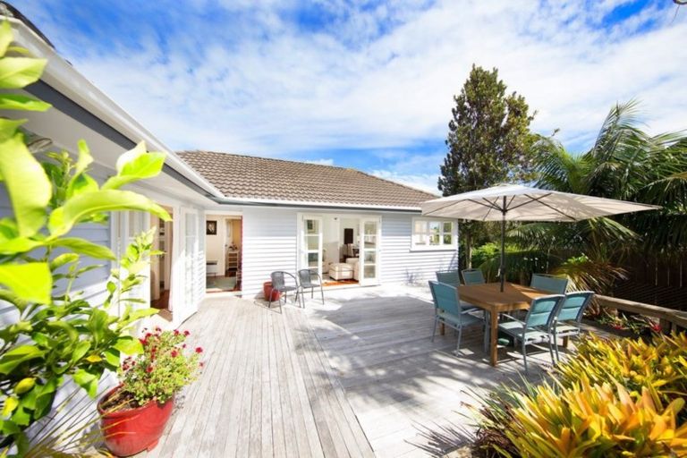 Photo of property in 1/188 East Coast Road, Forrest Hill, Auckland, 0620