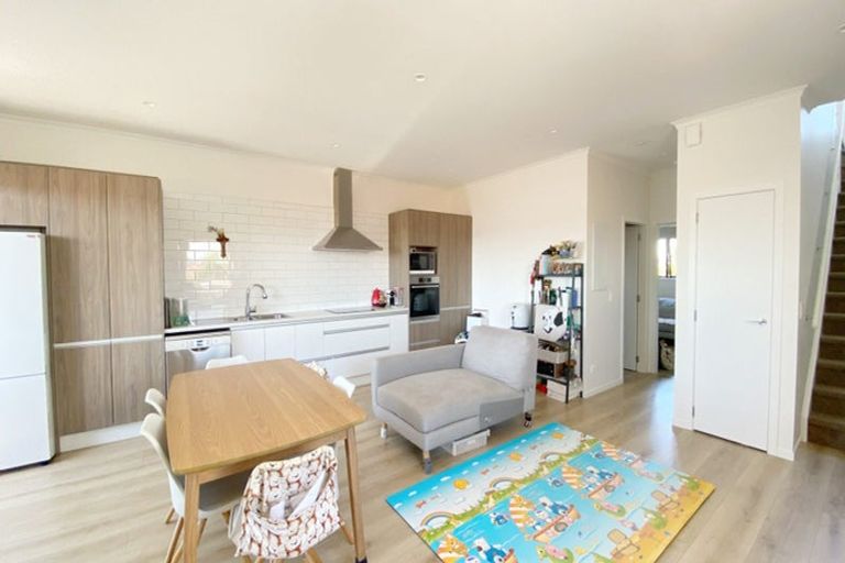 Photo of property in 5/2 Frances Bryers Road, Hobsonville, Auckland, 0616