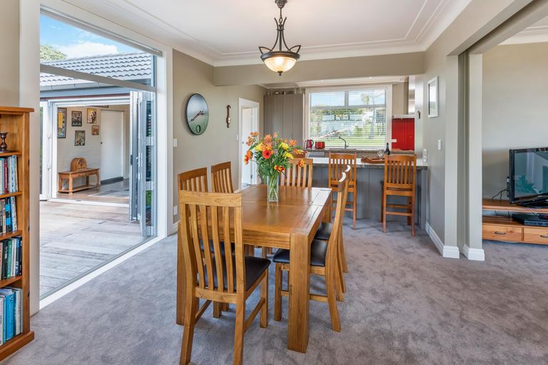 Photo of property in 30 Paparoa Road, Cockle Bay, Auckland, 2014