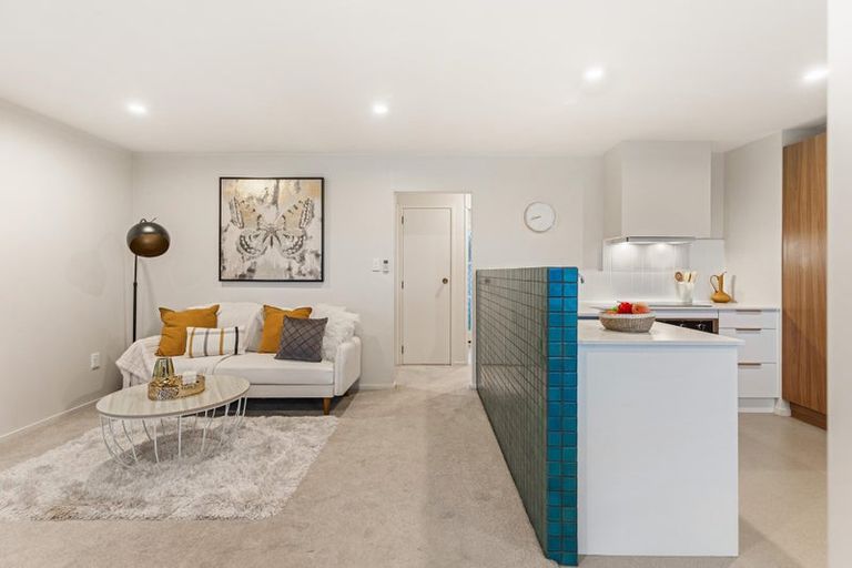 Photo of property in 2/7 Ian Place, Glendene, Auckland, 0602