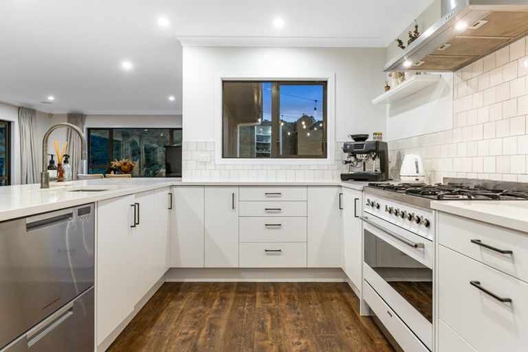 Photo of property in 8 Tararua Close, Aotea, Porirua, 5024