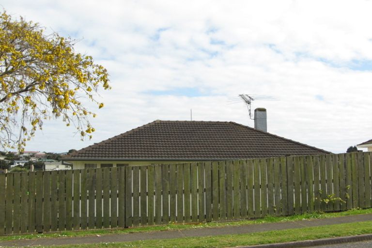 Photo of property in 8 Marton Place, Marfell, New Plymouth, 4310