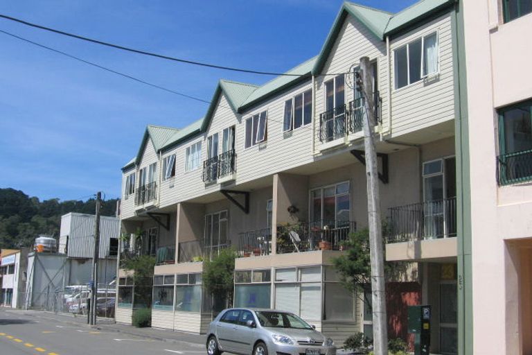 Photo of property in De Vere Apartments, 12/23 Tennyson Street, Te Aro, Wellington, 6011