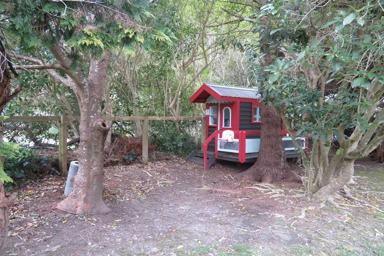 Photo of property in 92 Pinehaven Road, Pinehaven, Upper Hutt, 5019