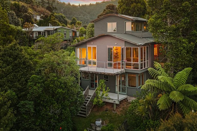 Photo of property in 318 Forest Road, Waiatarua, Auckland, 0612