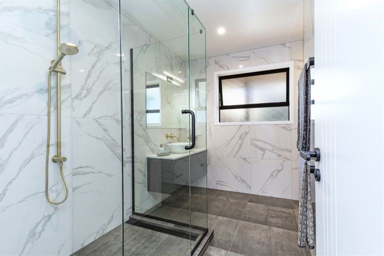 Photo of property in 142 West Harbour Drive, West Harbour, Auckland, 0618