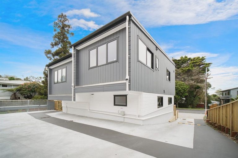 Photo of property in 2/11 Stottholm Road, Titirangi, Auckland, 0604