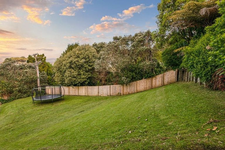 Photo of property in 20 Raroa Terrace, Waiatarua, Auckland, 0604