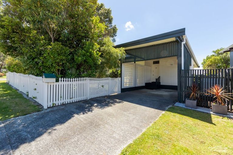 Photo of property in 6 Ardal Grove, Tirohanga, Lower Hutt, 5010