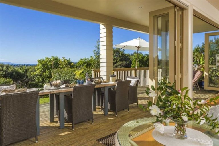 Photo of property in 121 Wade River Road, Stanmore Bay, Whangaparaoa, 0932