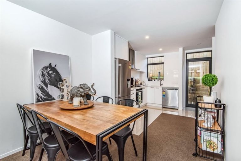 Photo of property in 3/15 Chivalry Road, Glenfield, Auckland, 0629