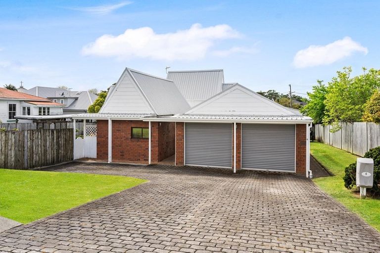 Photo of property in 6 Fairfax Avenue, Northcote, Auckland, 0627