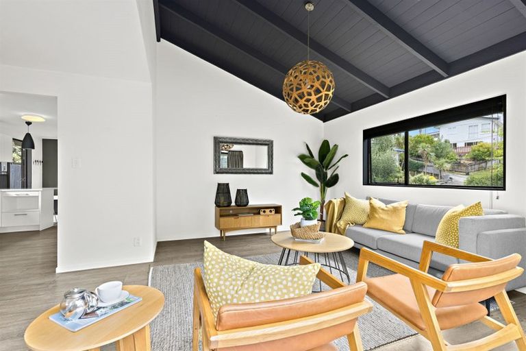 Photo of property in 1/663a Beach Road, Rothesay Bay, Auckland, 0630