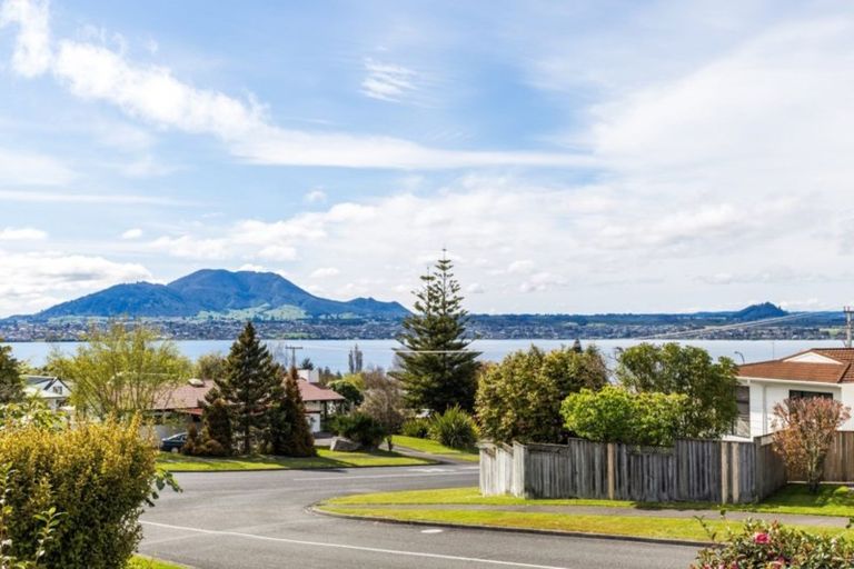 Photo of property in 4 Shera Street, Acacia Bay, Taupo, 3330