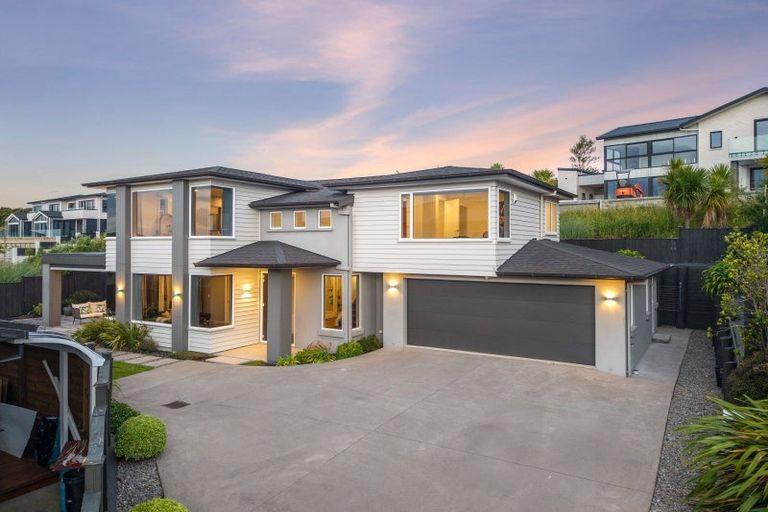 Photo of property in 62 Armstrong Farm Drive, East Tamaki Heights, Auckland, 2016