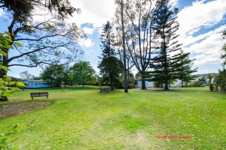 Photo of property in 7 Holgate Avenue, Herald Island, Auckland, 0618