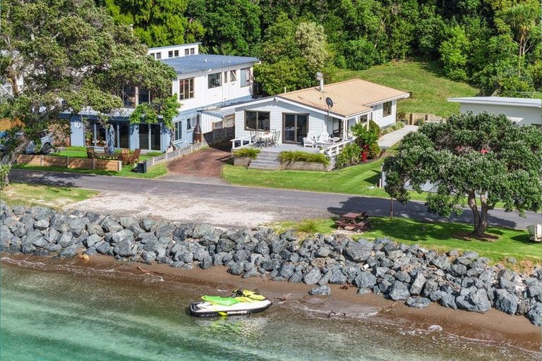 Photo of property in 12 Matakatia Parade, Matakatia, Whangaparaoa, 0930